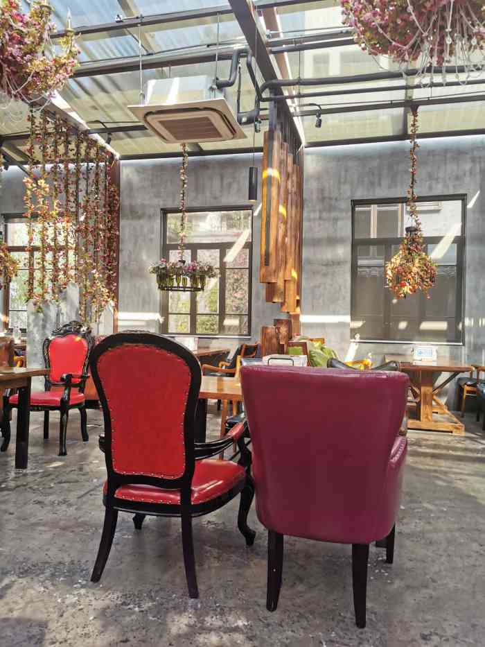 3号仓库·餐厅(平阳店)-"三号仓库在平阳的一个山坡上,停车需要停在.