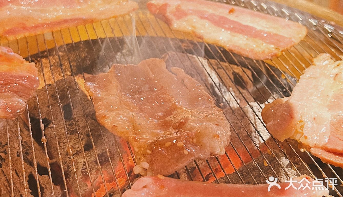 传说中会把人香迷糊的泥炉烤肉终于开分店啦[调皮]