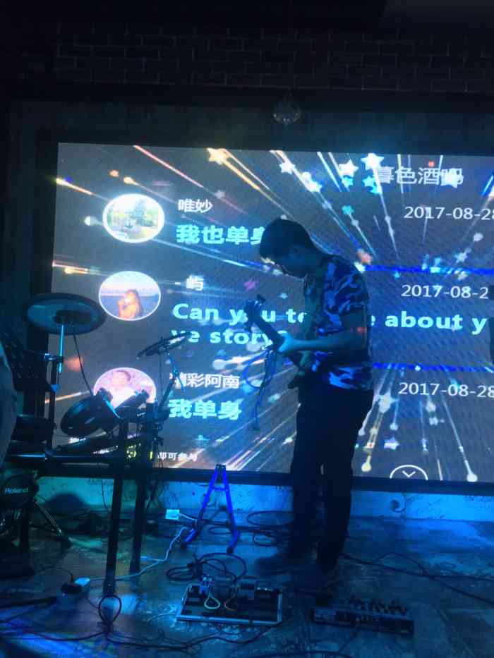 暮色酒吧(田盛街店)-"昨晚刚到湖州,放了行李来这里喝点酒,听听.