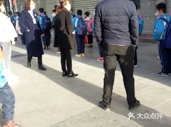 今天是个好日子，小学终于开学了