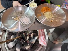 -围炉肉舍•炭烤活鳗•丹东海鲜烤肉(步行街店)