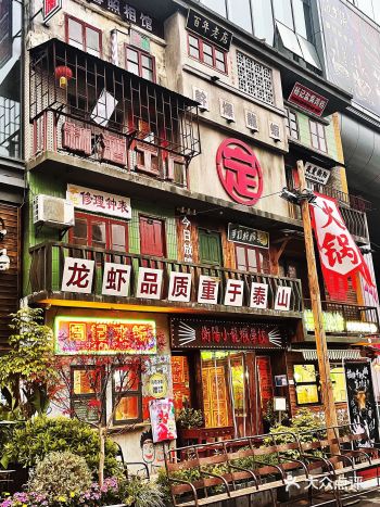 冬天到了，火锅才是硬道理，翻腾锅底和袅袅热气是烟火人