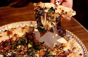 Wagyu-style Chicken and Green Onion Pizza with Mayo Sauce