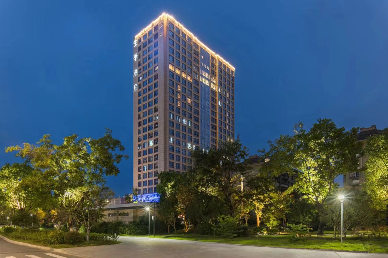 金佰汇楼高耸立,衢州繁华入眼底