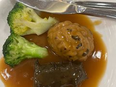 鲍汁扣青辽参拼花菇-金鮀岛潮州酒家