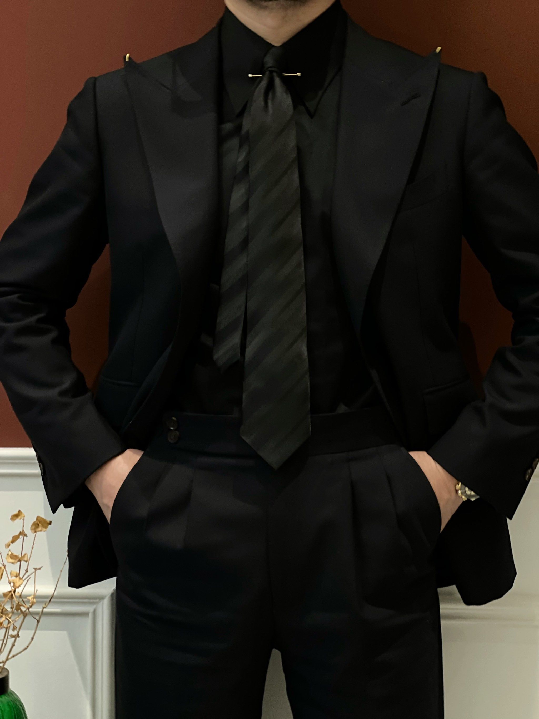 这家西装店的黑西装真的太绝了!