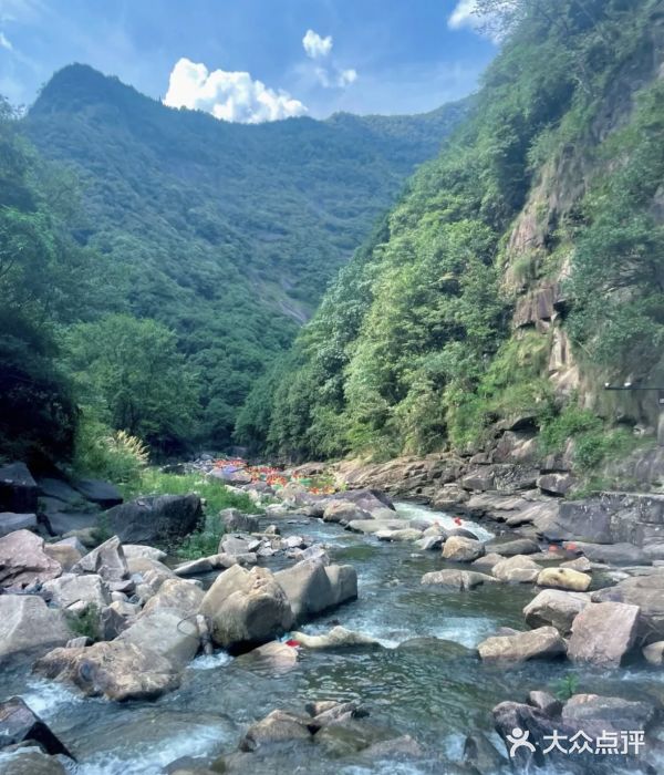 雅鲁激流探险漂流图片