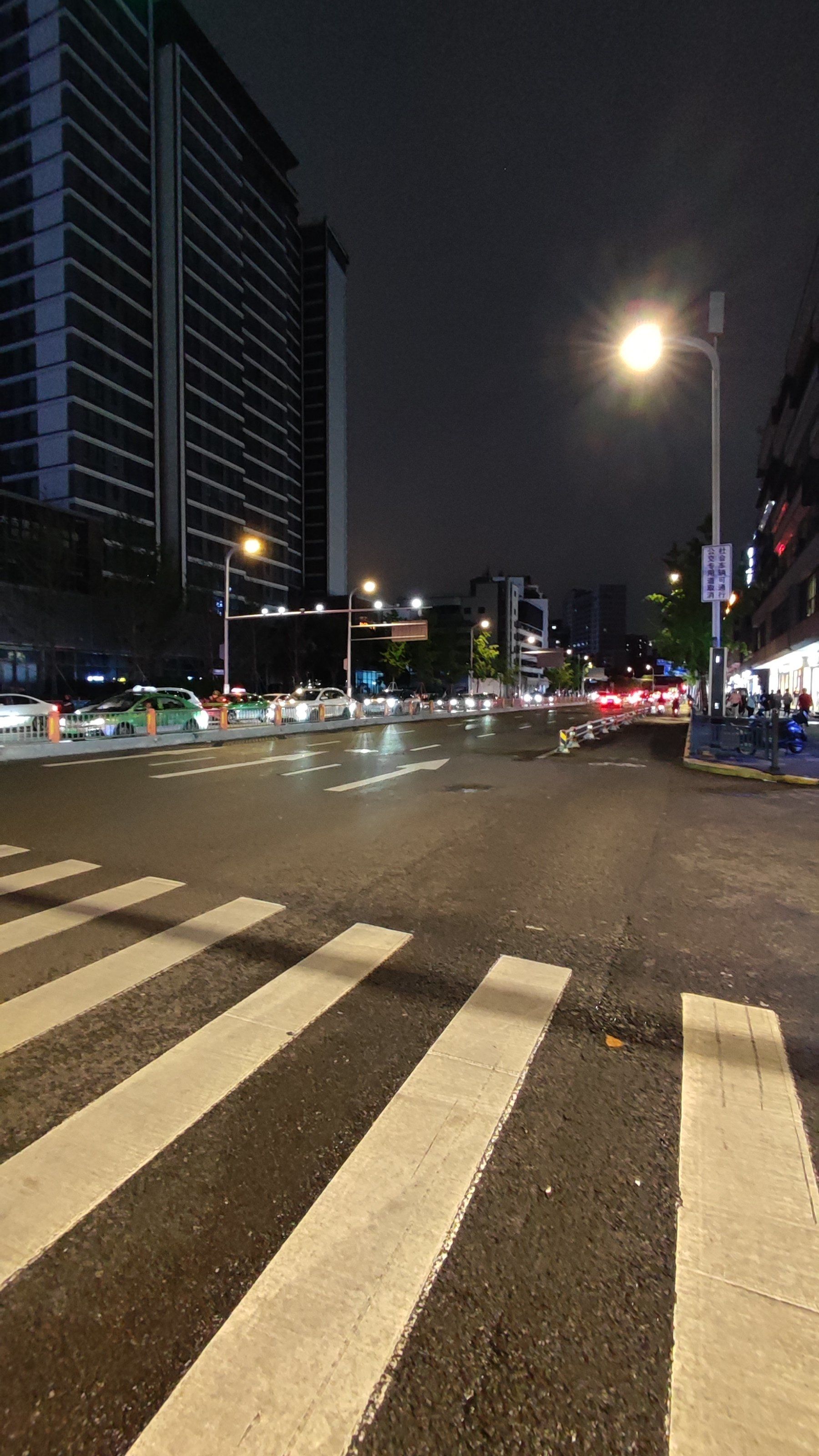 夜晚的繁华街头