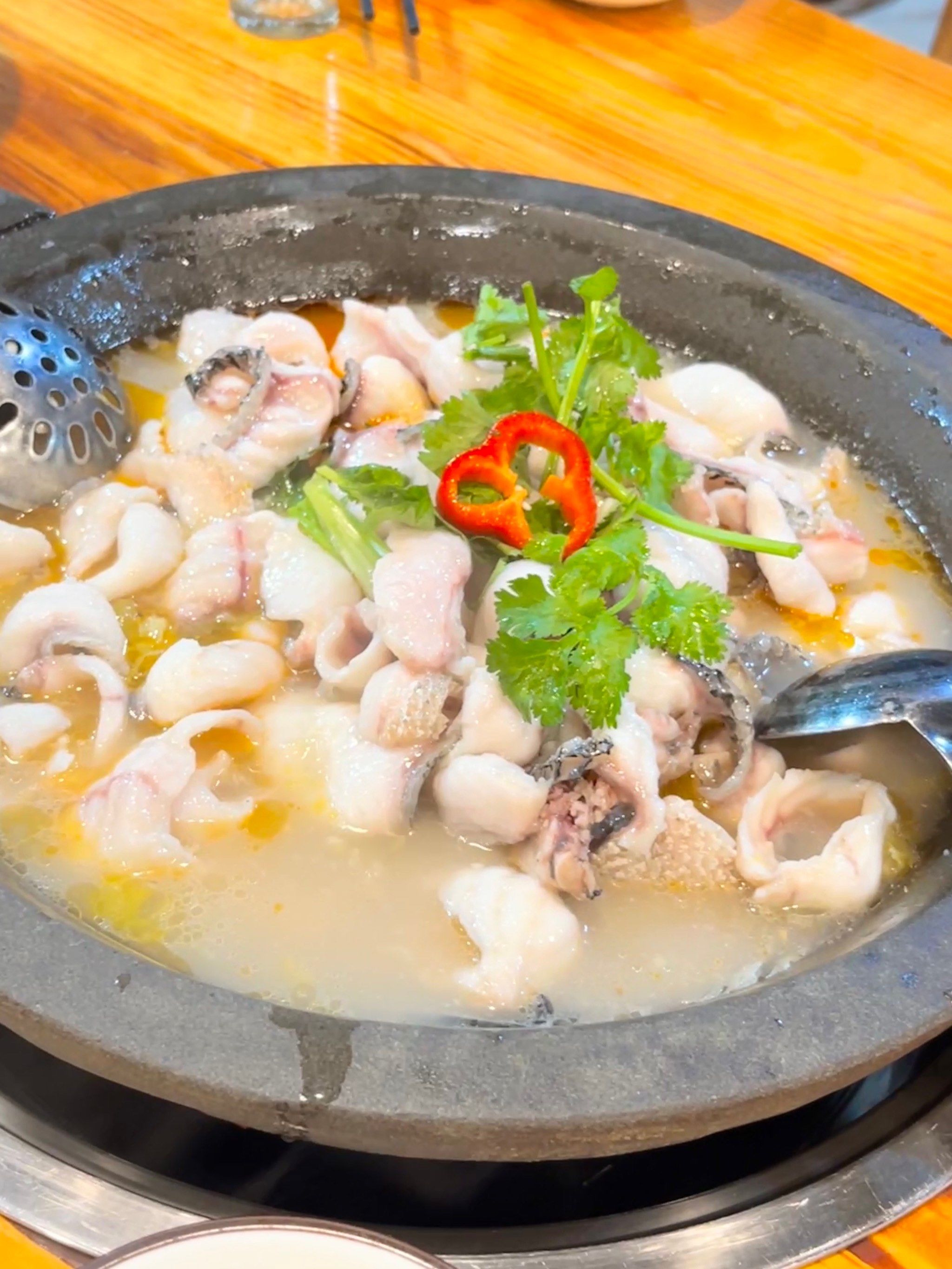 标题：球场被淹了 全村扛沙袋 球赛竟然回来了