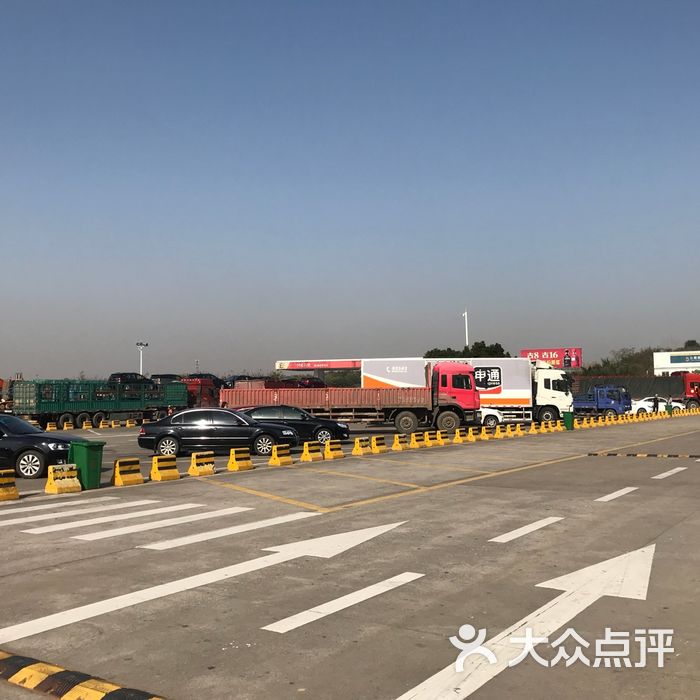 太白服务区停车场