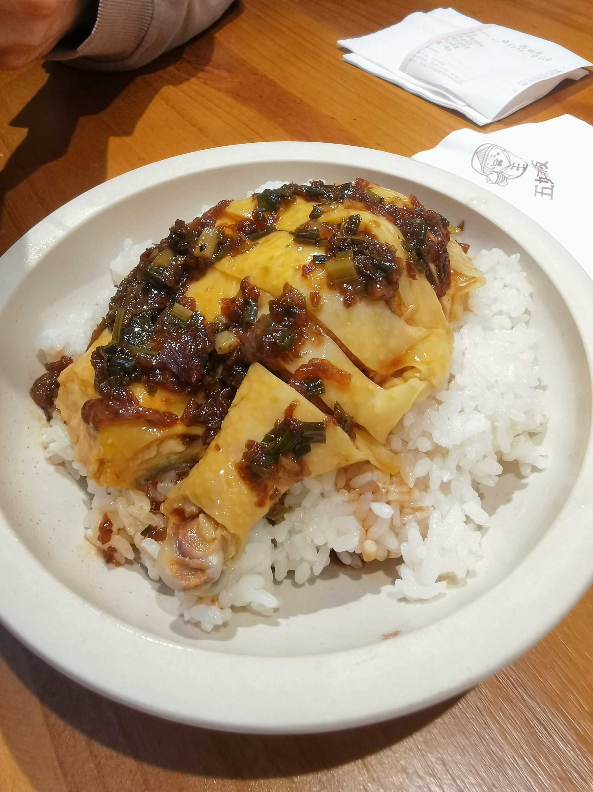 口水鸡是辣的,葱油鸡不辣,很香