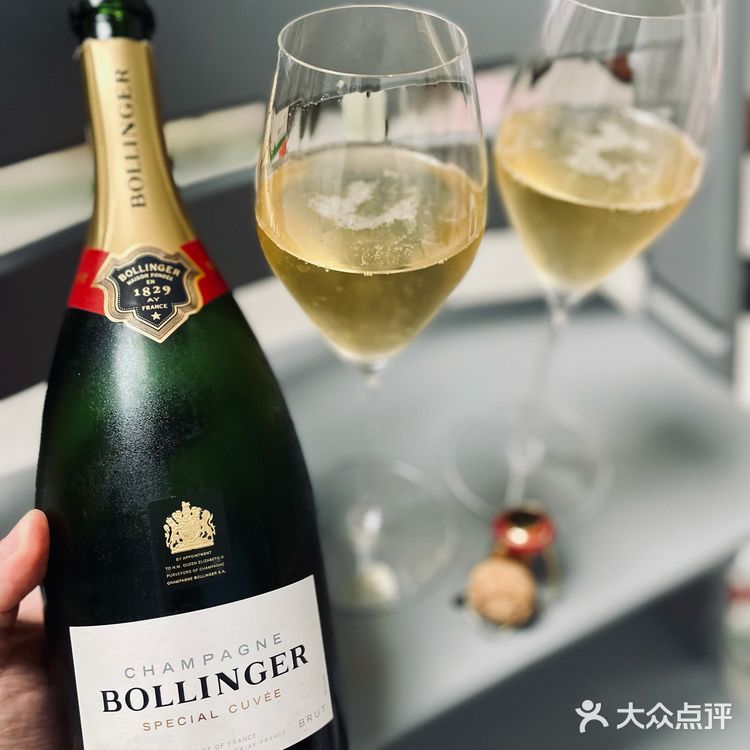 宵夜这么吃不会胖，香槟就鱼子酱