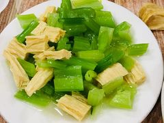 芹菜腐竹-宝瑞门钉肉饼店