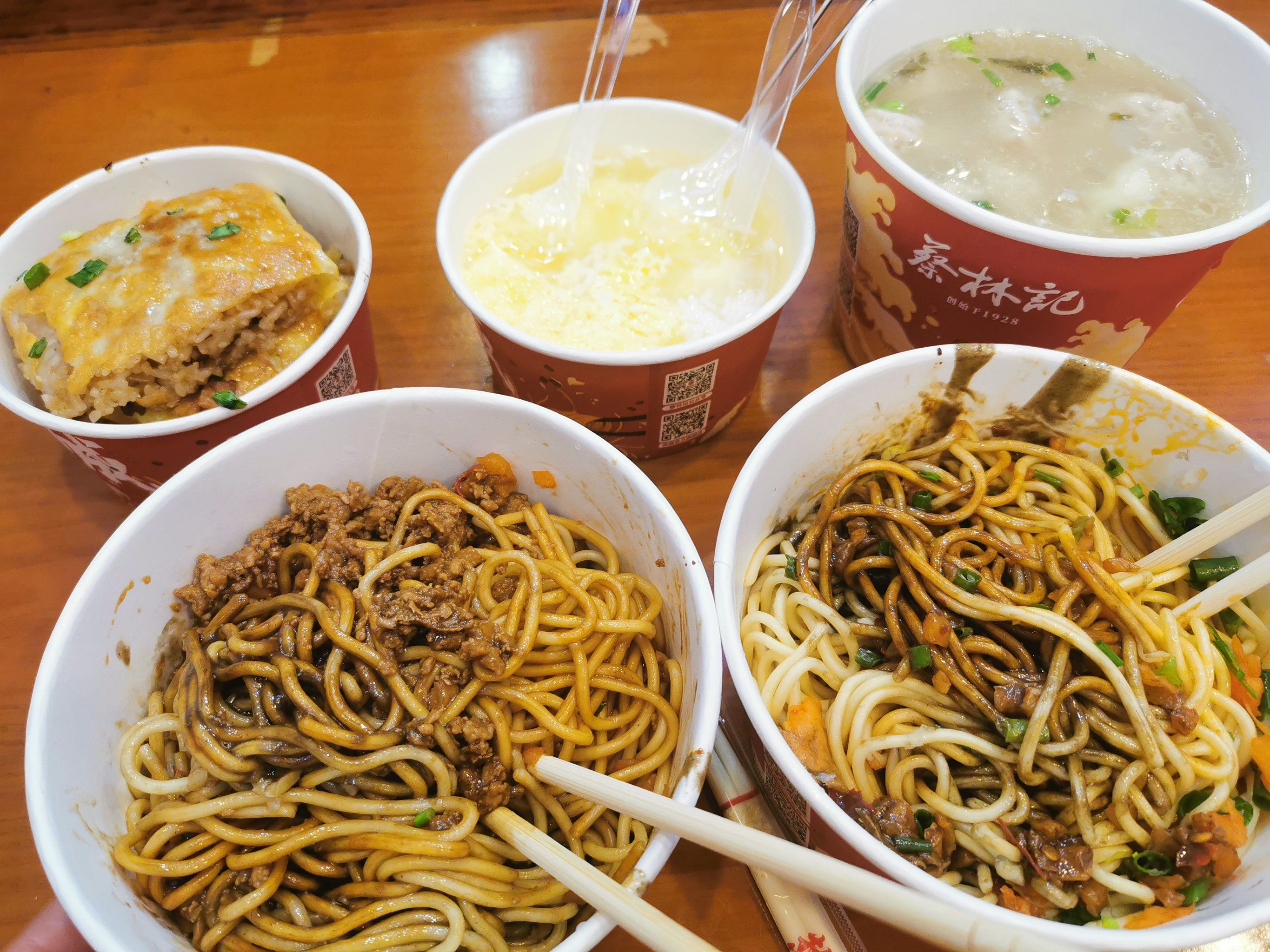 早餐必须是热干面,蔡林记是老字号了,堂食和外卖都很多