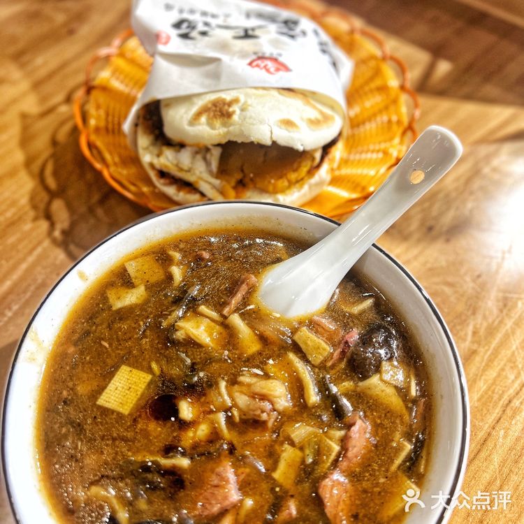 吃起来特别爽 牛肉夹馍肉给的实在 再夹个咸鸭蛋
