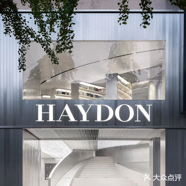 不被定义的诗意科幻美妆旗舰店