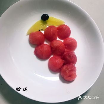 宝宝最爱水果拼盘，西瓜还是葡萄呢