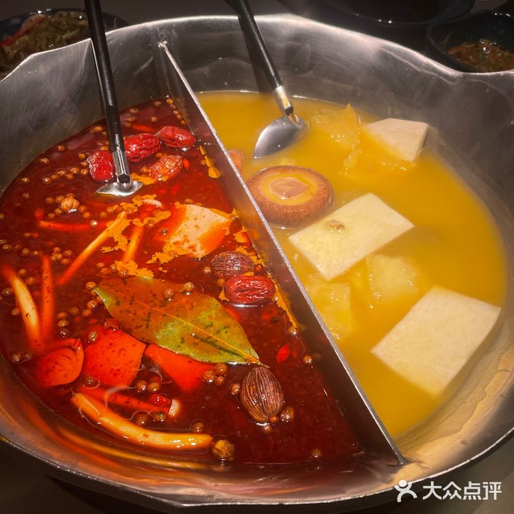 大红袍奶茶9.9抢的很划算。超大杯。珍珠很好吃