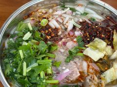 -鸿浩扒猪脚米线