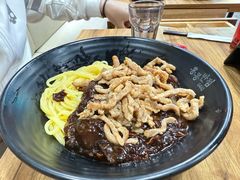 炸酱面加肉丝-香港饭店0410(弘大店)