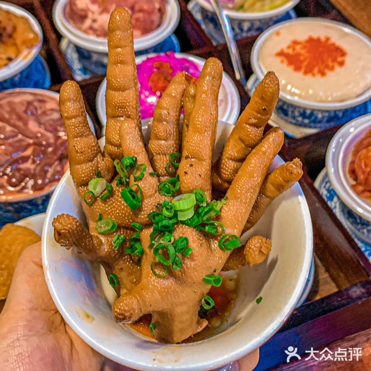 广州北京路探店|这家楠火锅的糯鸡爪一嗦脱骨！