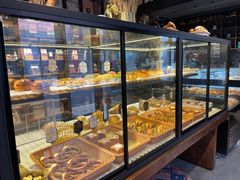 面包甜点陈列柜-嬉游麦田烘焙