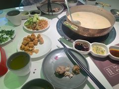 -洪氏嗨捞·广东猪肚鸡·椰子鸡火锅(西咸万象城店)