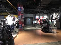 -阿迪达斯(百联徐汇商业广场运动旗舰店)