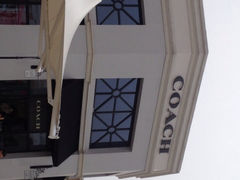 远处的coach-COACH蔻驰(百联奥特莱斯广场店)