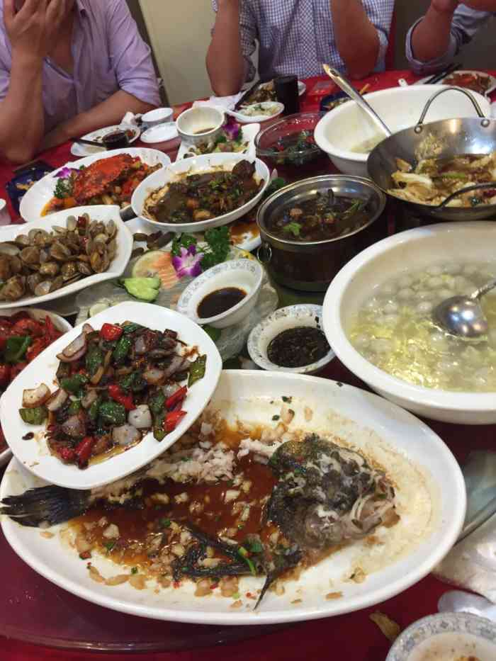 打分 菜的味道都还蛮好的,海鲜也新鲜,老板娘挺漂