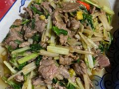 芹菜小米辣炒牛肉-龙姐私房菜(和顺古镇店)