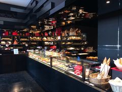 面包甜点陈列柜-Salon de The de Joel Robuchon(外滩18号店)