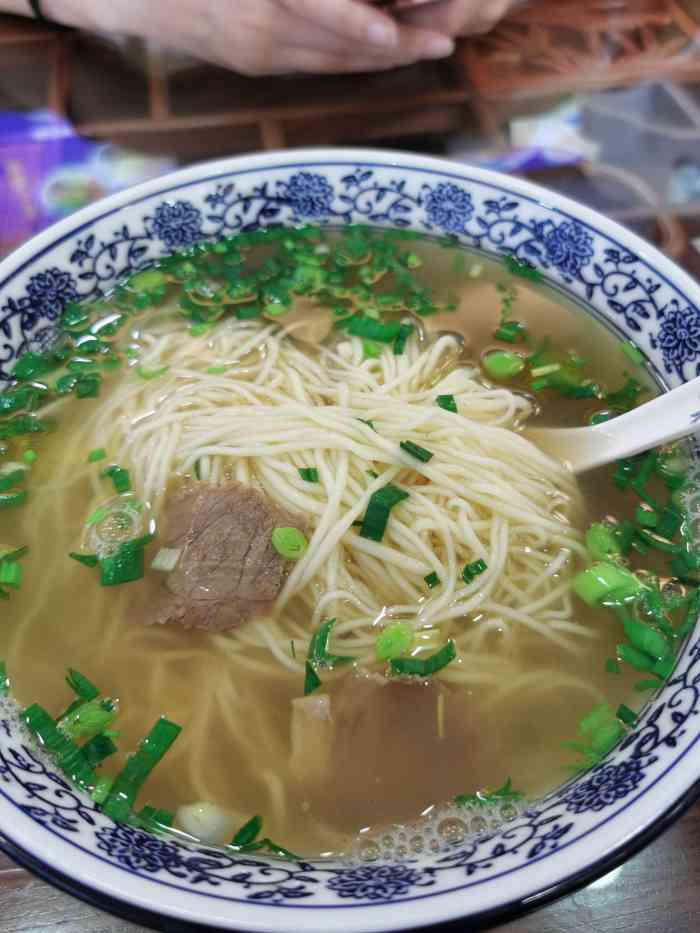 龙鼎宫青海牛肉面"就在天河客运站出口附近,感觉店铺风格和兰.