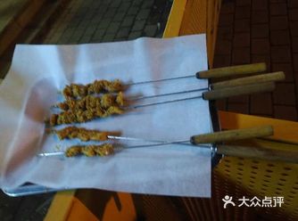 逗逗我家的小动物，给它吃掉小肉肉，嘿嘿！