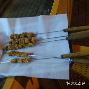 逗逗我家的小动物，给它吃掉小肉肉，嘿嘿！