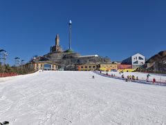 -采薇庄园四季滑雪场