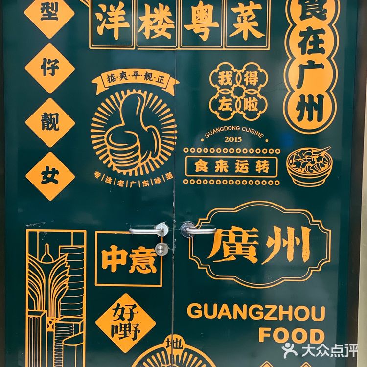 几个人完全吃不完，最赞的要数烧鹅，外脆里嫩，很香！