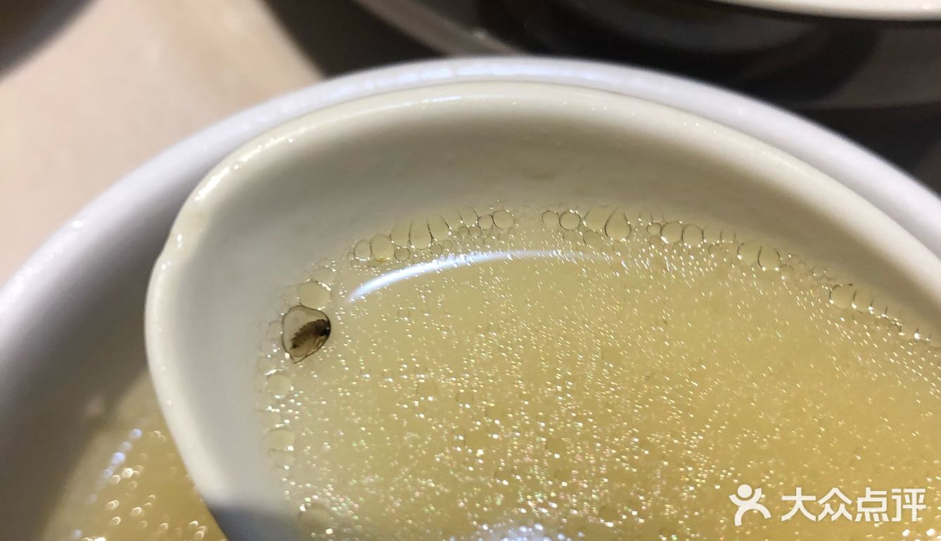 瞬间想呕吐。服务员说给我换一碗饭