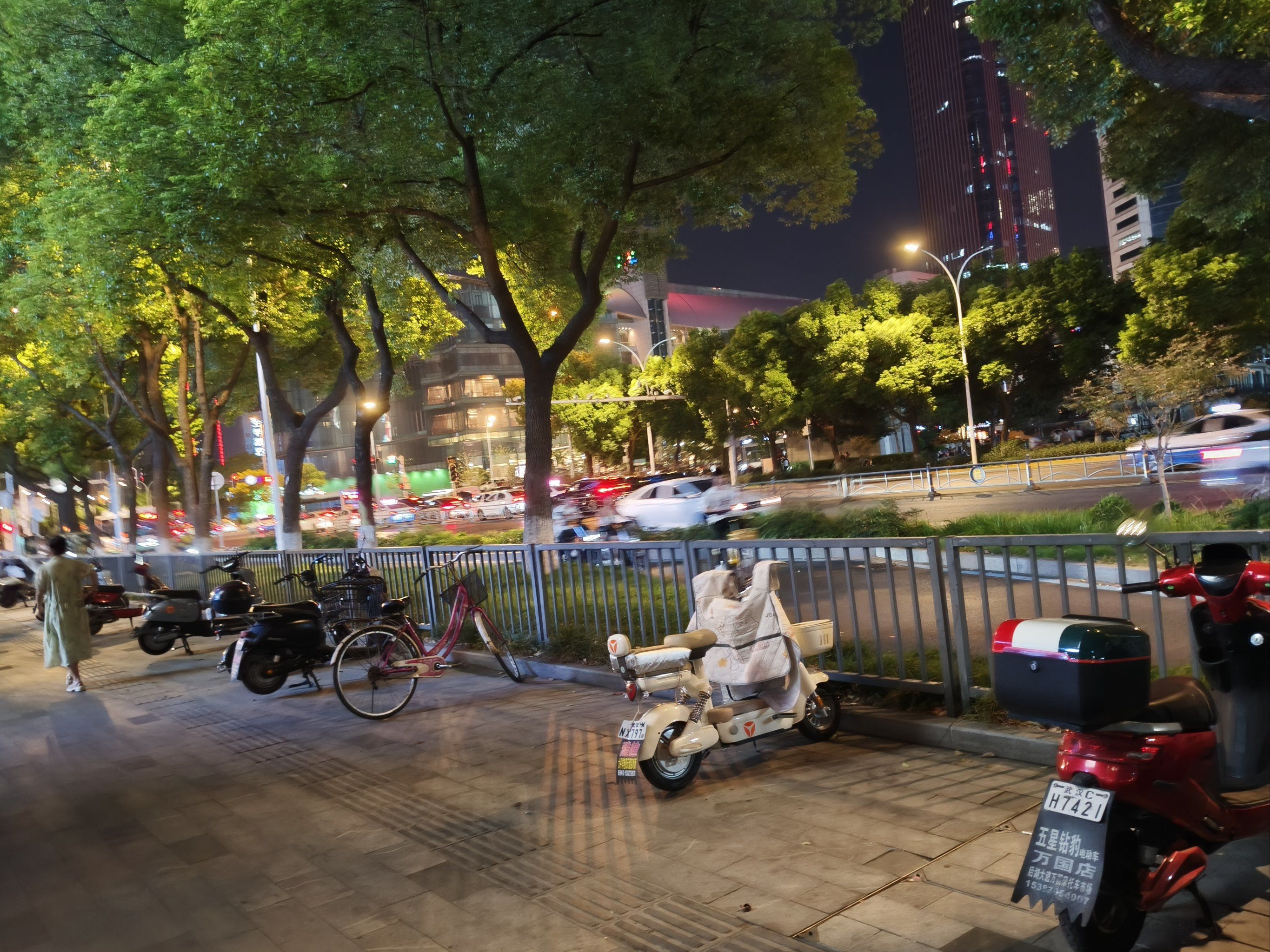 深夜街头的灯火阑珊