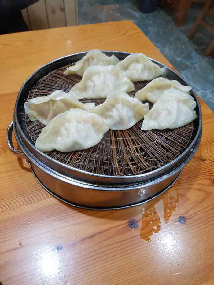 打分 今天从月子中心出来,路过饺子馆,饺子纯手工包的,点了大肉和素