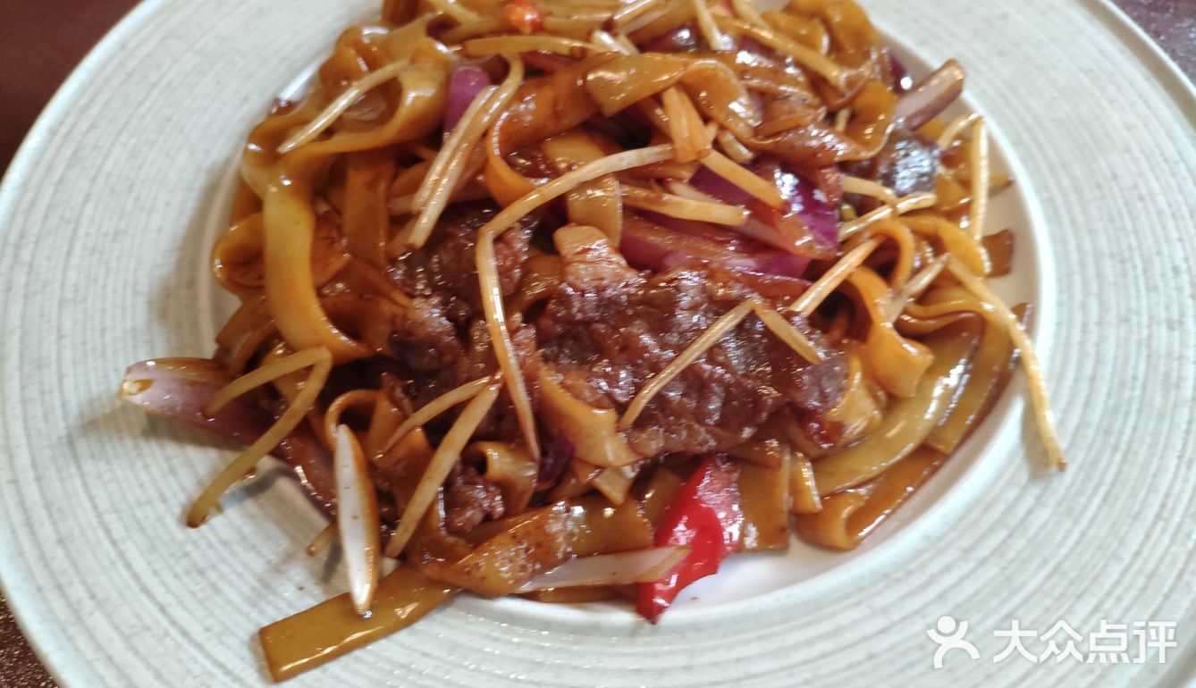 小牛肉，麻辣烫和牛河 豆腐嫩嫩的，蟹黄味很重