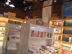 -新华里咖啡书吧(新华书店小寨店)