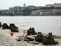 -多瑙河畔鞋履雕塑