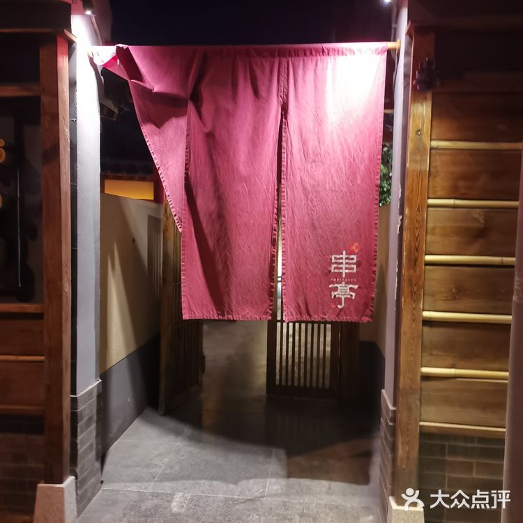 周末太火爆，根本都没有位置。装修很日系风，环境不错