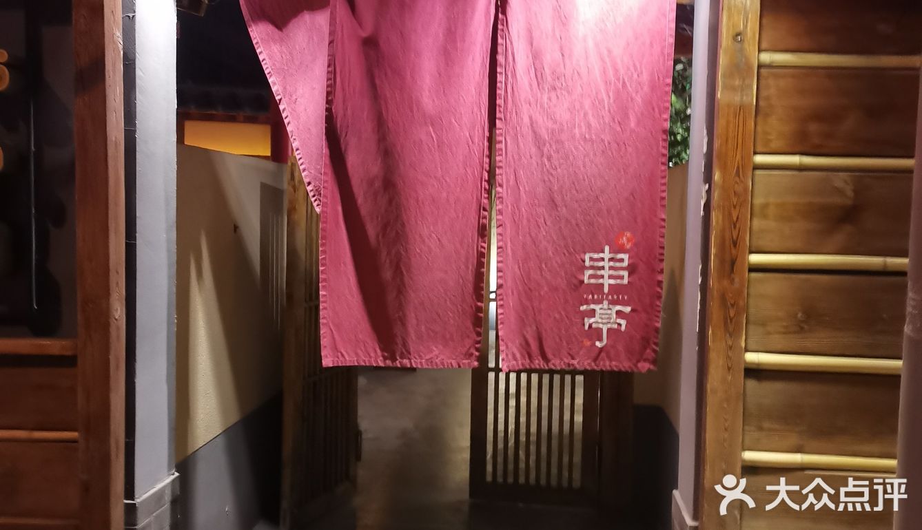 周末太火爆，根本都没有位置。装修很日系风，环境不错