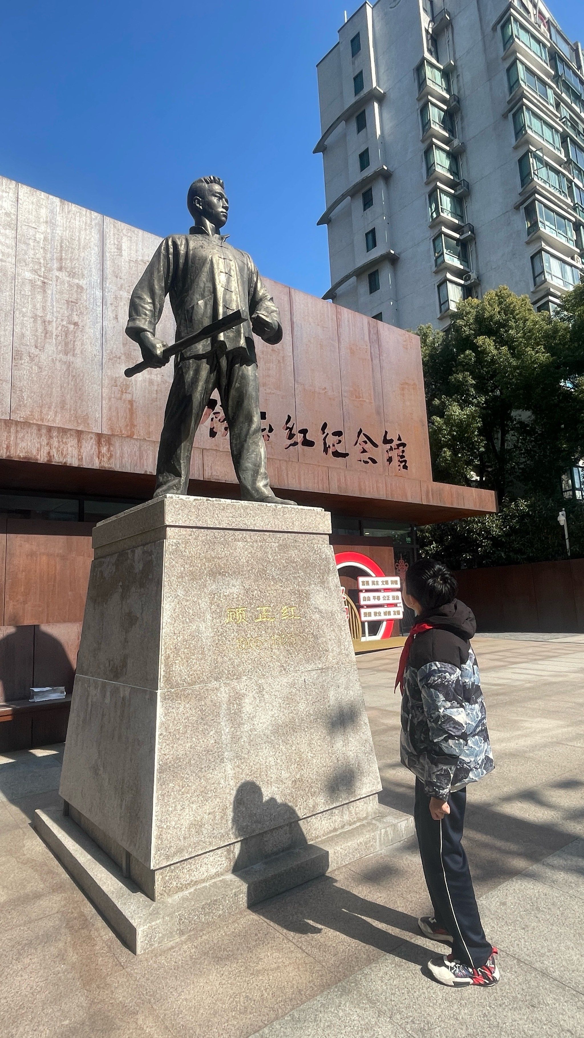 不会走进来的,但是这次是很认真的在一点点阅读,让孩子了解了五卅运动