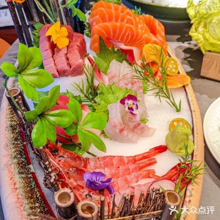 这是一份超大的刺身船,盛满了来自世界各地的新鲜海产