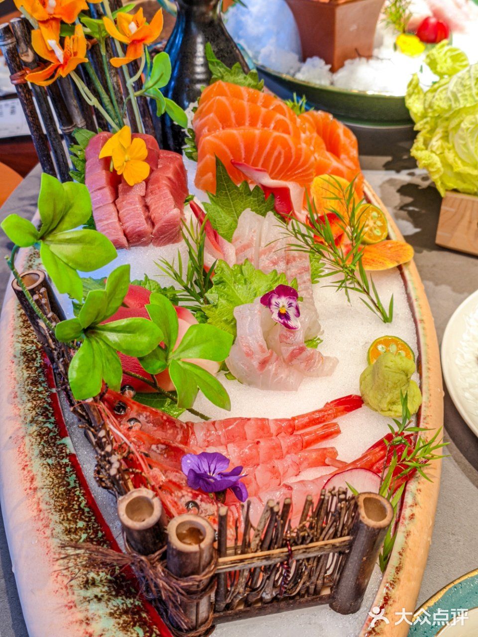这是一份超大的刺身船,盛满了来自世界各地的新鲜海产