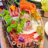 这是一份超大的刺身船,盛满了来自世界各地的新鲜海产