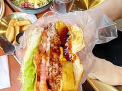 焦糖烤菠萝牛肉汉堡-魏斯理汉堡(西安沣东吾悦店)